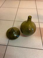 Twee donkergekleurde glazen sierflesjes, Antiek en Kunst, Ophalen