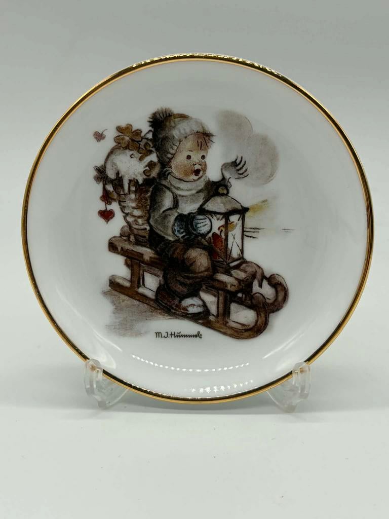 Hummel / Goebel bordje + voetje, Antiek en Kunst, Antiek | Porselein, Ophalen