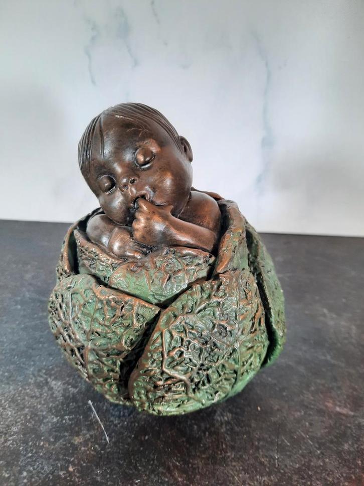 Perkeo "yourin Artiom"  beeldje: baby in kool, Antiek en Kunst, Kunst | Beelden en Houtsnijwerken, Ophalen of Verzenden