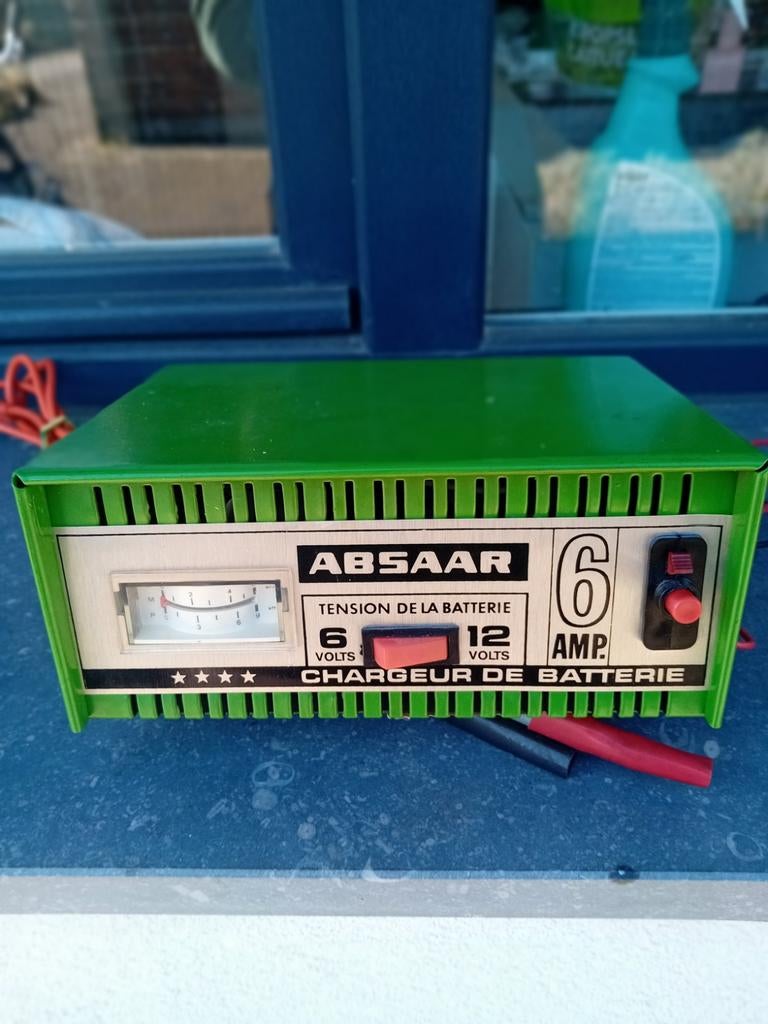 Chargeur de batteries 6 ou 12 volts comme neuf Pour voiture, Autos : Pièces & Accessoires