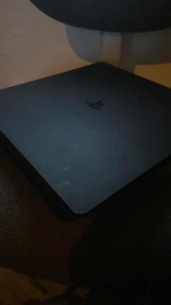 Ps4 tekoop, Ophalen, Met 2 controllers, Slim, Gebruikt