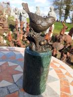 BRONZEN VOGEL GESIGNEERD MILO OP EEN RONDE MARMEREN SOKKEL, Antiek en Kunst, Ophalen of Verzenden, Brons