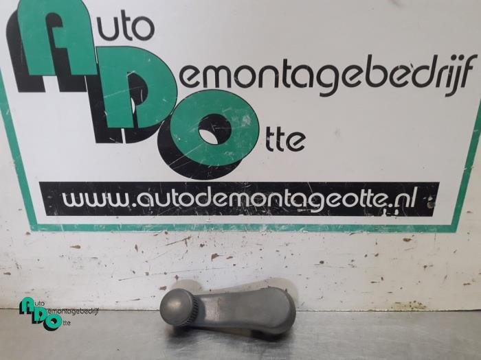 Manivelle de vitre d'un Mercedes Sprinter (Sprinter 95-), Autos : Pièces & Accessoires, Vitres & Accessoires, Mercedes-Benz, Utilisé