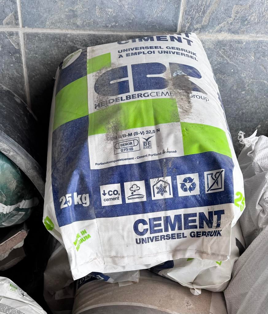 2 ongeopende zakken cement, Ophalen, Zo goed als nieuw