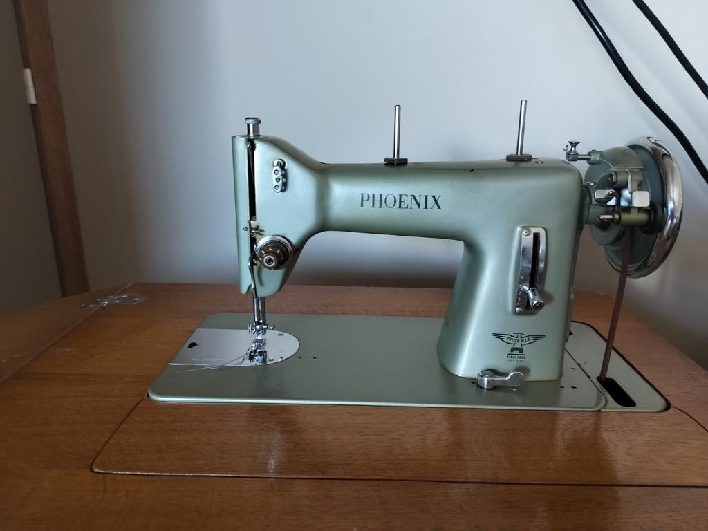 Oude maaimachine met Phoenix, Antiek en Kunst, Antiek | Naaimachines, Ophalen