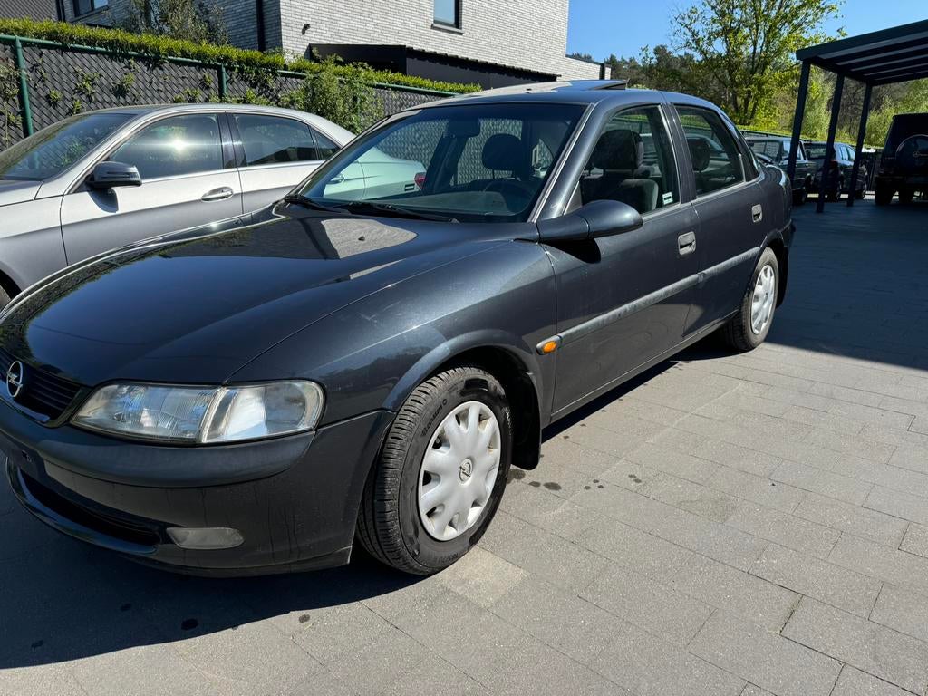 Opel vectra 1.6 benzine automaat bj 1996 km128316 mooie auto, Auto's, Automaat, Stof, Zwart, Bedrijf