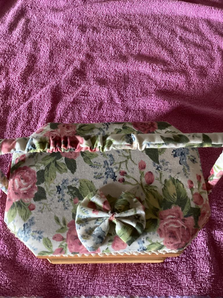 Gebloemd naaikoffertje met inhoud, Hobby en Vrije tijd, Naaien en Fournituren, Ophalen