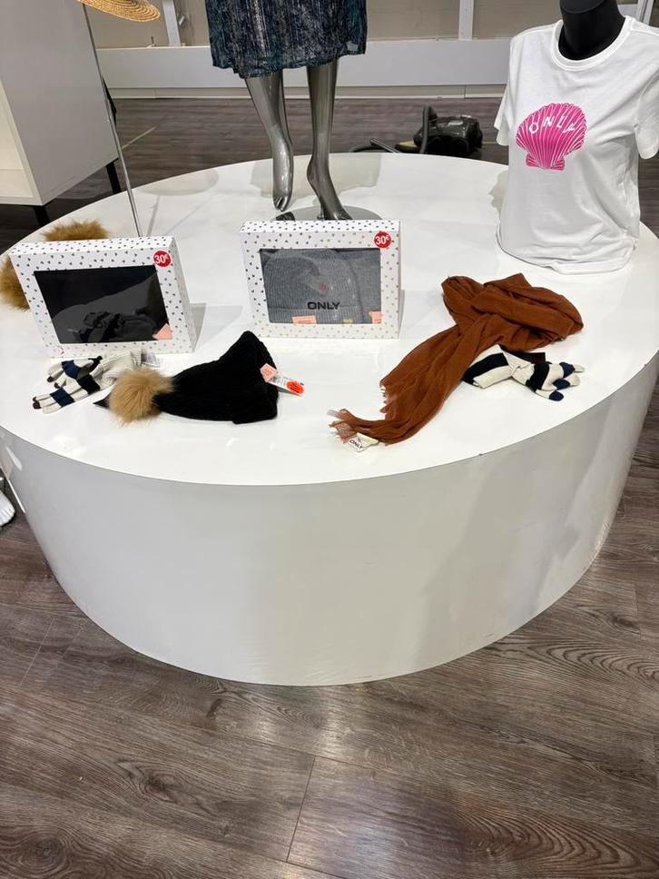 Podium rond blanc – Mobilier magasin / vitrine, Articles professionnels, Aménagement de Bureau & Magasin | Entrepôt, Rayonnage & Stockage