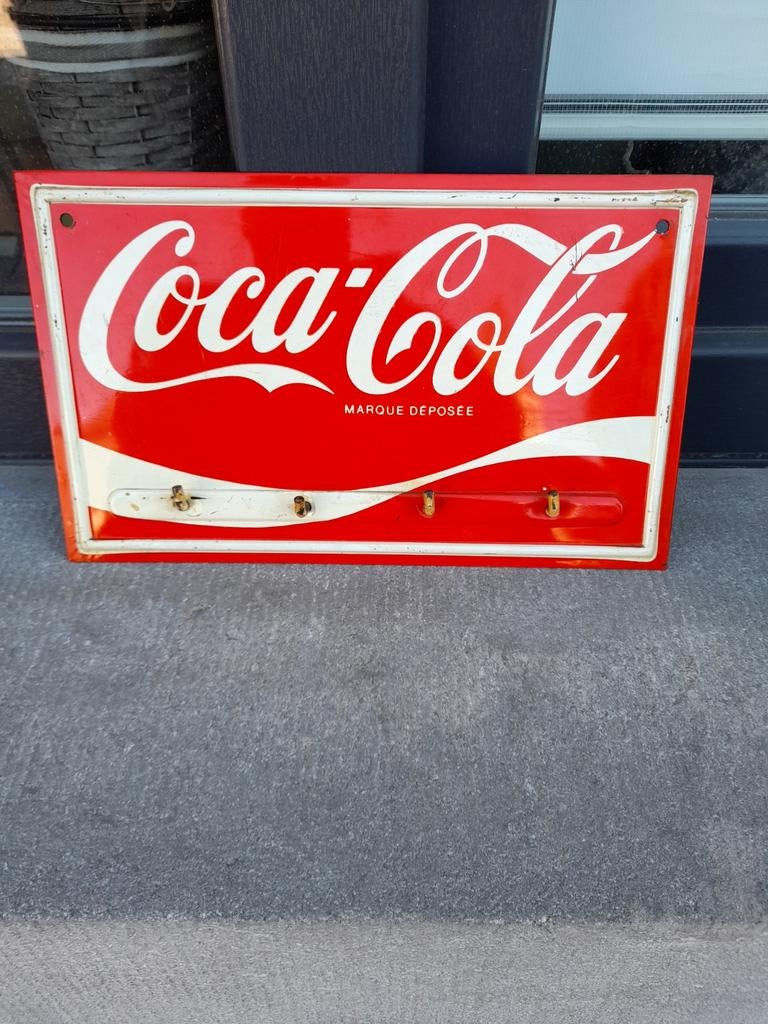 Tôle coca émaillée, Enlèvement