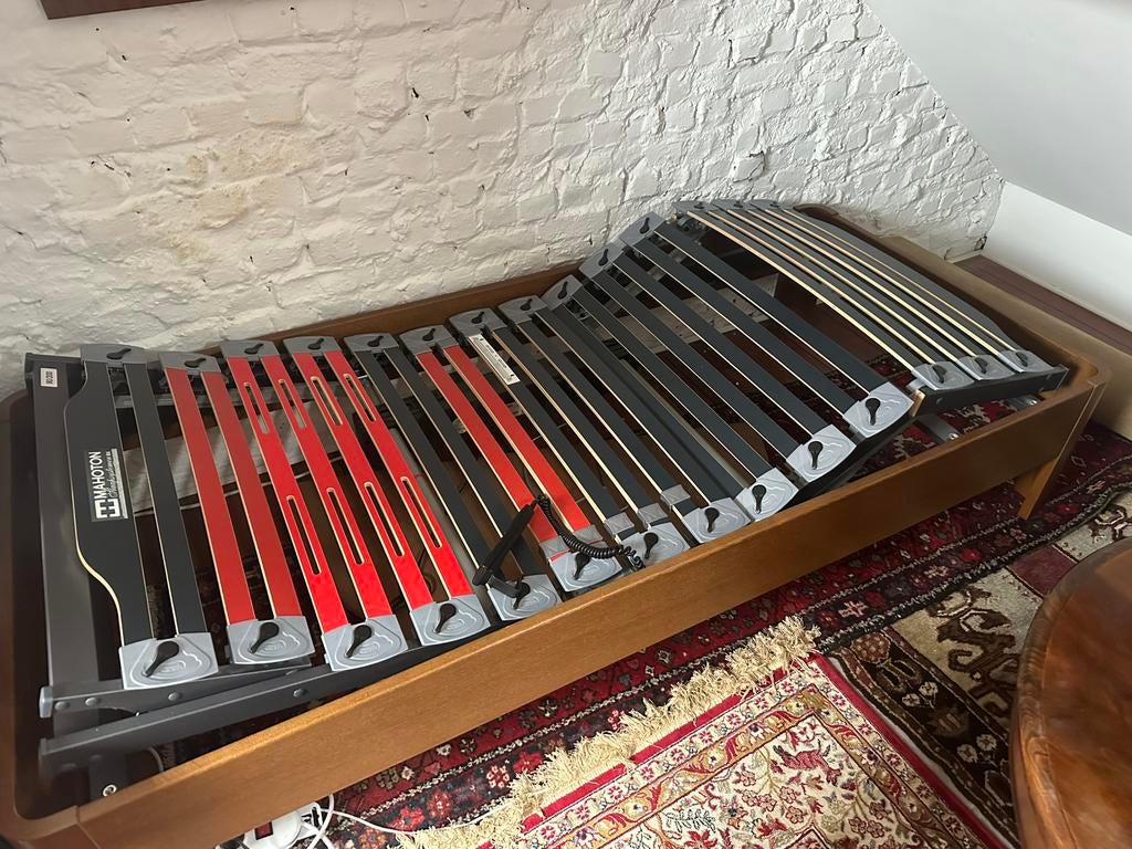 Sommier Mahoton invictus multireglages avec  cadre de lit, Enlèvement, Comme neuf, Sommier