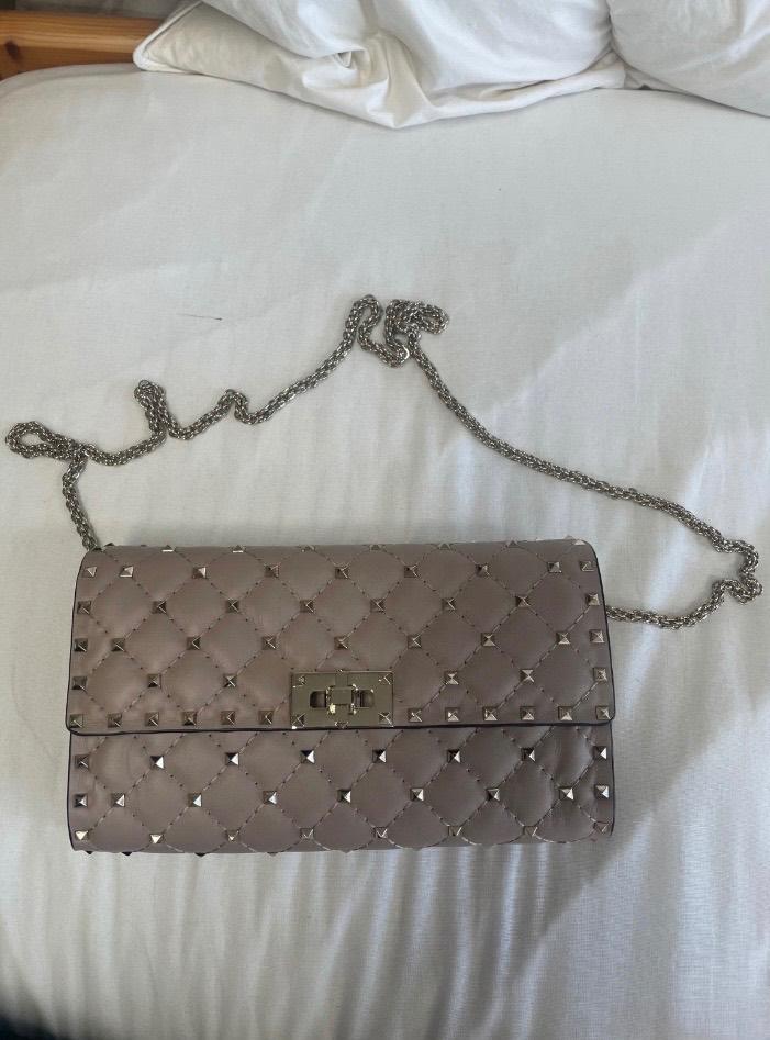 Valentino Garavani rockstud tas, Handtassen en Accessoires, Tassen | Damestassen, Zo goed als nieuw, Schoudertasje, Roze, Verzenden