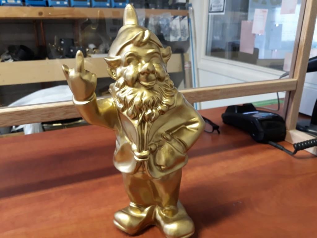 Gouden tuinkabouter met middelvinger, Ophalen of Verzenden, Nieuw, Kunststof, Tuinkabouter
