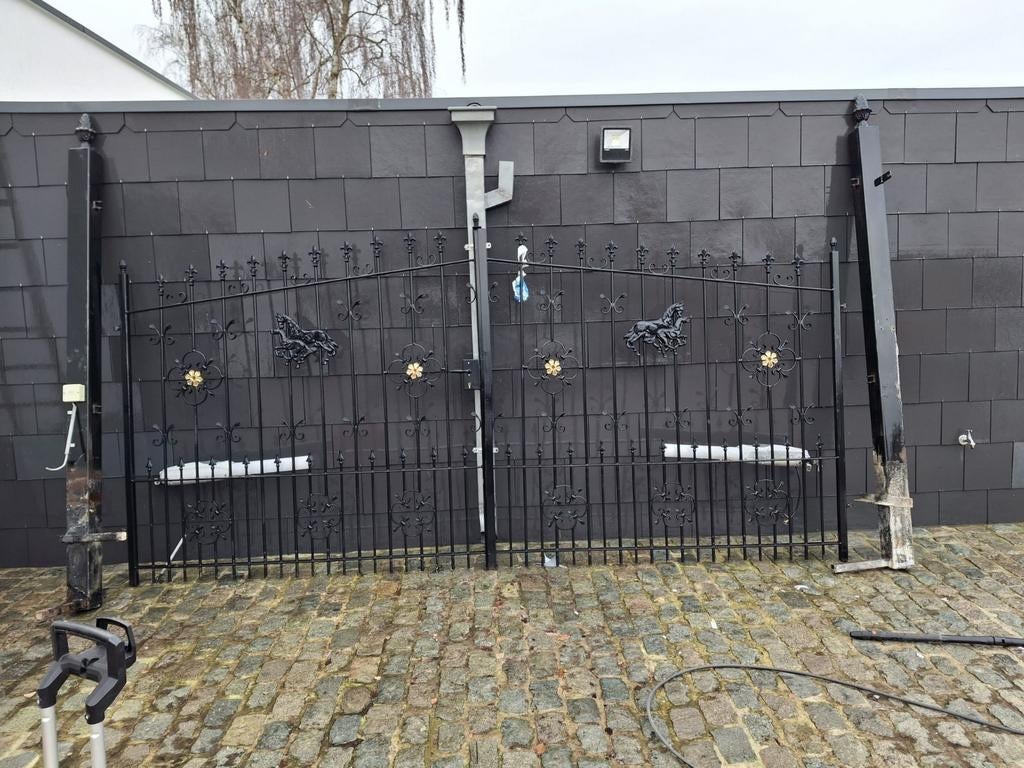 Smeedijzeren poort met afstandsbediening, Ophalen