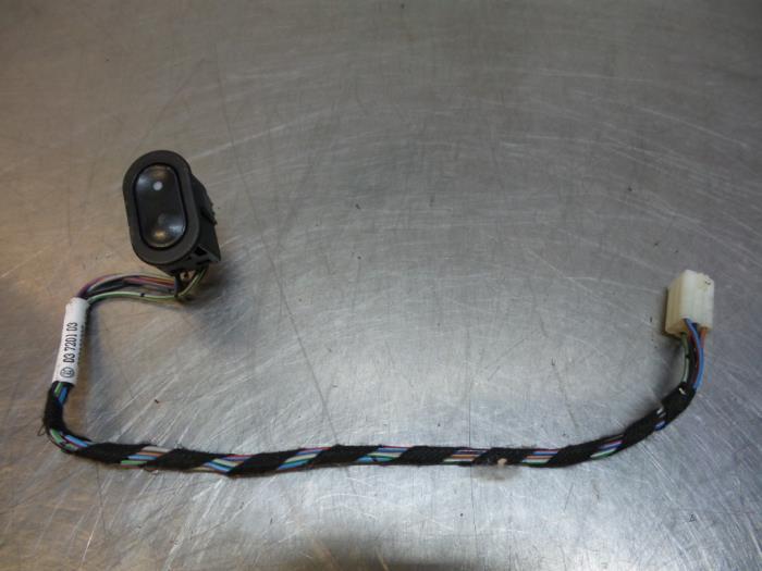Commutateur vitre électrique d'un Opel Corsa (Corsa B 93-), Autos : Pièces & Accessoires, Tableau de bord & Interrupteurs, Opel