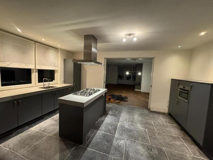 Cuisine soignée à double mur/îlot + Bosch + DÉMONTÉE, Maison & Meubles, Cuisine | Cuisines complètes, Cuisine à mur double, Autres couleurs