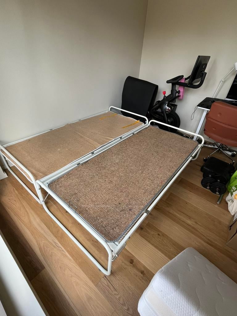 2 uitklapbare bedden met matrasbescherming (+ matrassen), 90 cm, Une personne, Enlèvement, Utilisé
