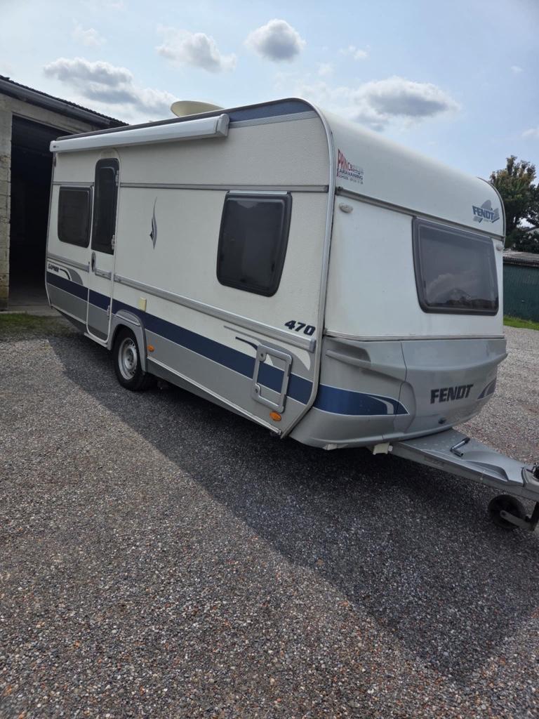 Caravane fendt, Caravanes & Camping, Caravanes, Jusqu'à 4, 5 à 6 mètres, Coin salon convertible, Roue de secours