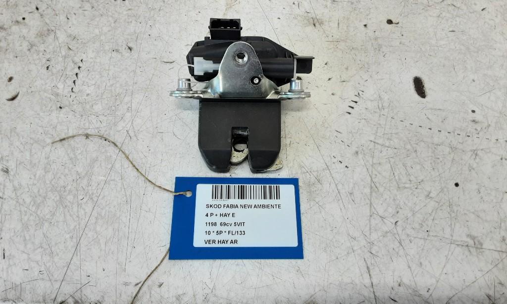 SERRURE COFFRE Skoda Fabia II (5J) (5J0827501B), Mevr. I. Hauben, Haillon arrière, Utilisé, Skoda
