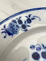 Grote schaal van zacht porselein uit Doornik met vliegendeco, Antiek en Kunst, Ophalen of Verzenden