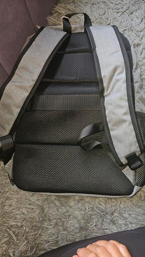 Stijlvolle & Comfortabele VINBAGGE Rugzak – Nieuwstaat!, Handtassen en Accessoires, Tassen | Reistassen en Weekendtassen, Grijs