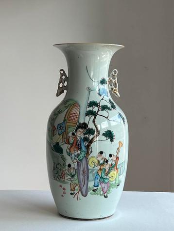 Twee Chinese famille vazen met figuren, 19/20e eeuw beschikbaar voor biedingen