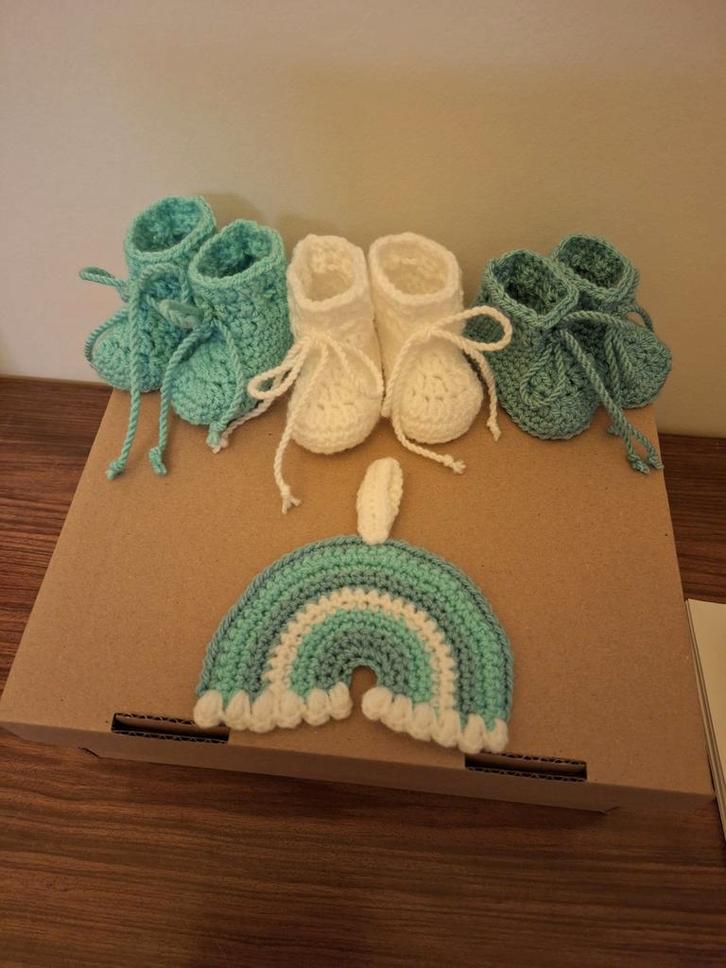 Leuk setje babyslofjes + regenboog lapje, Enfants & Bébés, Vêtements de bébé | Chaussures & Chaussettes, Pantoufles, Enlèvement ou Envoi