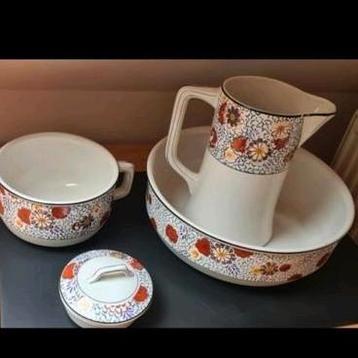 Lampetstel met bloemen - waterkan, po, zeepbak en waskom beschikbaar voor biedingen