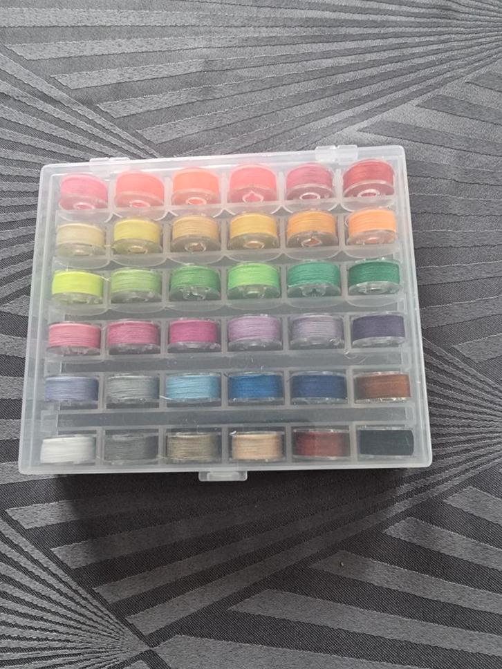 Splinternieuwe 36 spoeltjes met garen !, Hobby en Vrije tijd, Naaimachines en Toebehoren, Nieuw, Accessoires, Ophalen of Verzenden