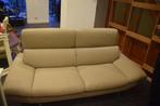 Canapé 2 places beige en cuir – bon état, Maison & Meubles, Canapés | Salons, 100 à 125 cm, Comme neuf, Enlèvement, Style moderne