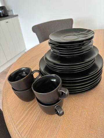 Zwart servies  beschikbaar voor biedingen