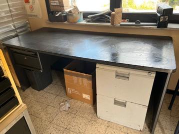 Zwarte bureau met één vast schuif en ladeblok beschikbaar voor biedingen