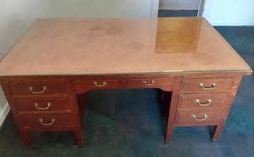 Bureau ancien, avec plateau en verre beschikbaar voor biedingen