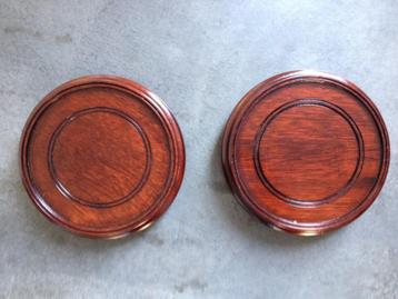 2 houten onderzetters voor stolpen of beelden, sokkel beschikbaar voor biedingen