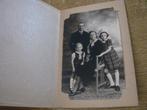 Photo de famille vintage - dossier original du photographe, Collections, Comme neuf, Photo, Envoi, Costume traditionnel