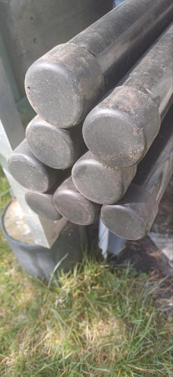 Piquets de clôture.  beschikbaar voor biedingen