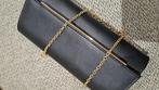 Zwarte clutch met gouden accenten, Handtassen en Accessoires, Ophalen of Verzenden, Gebruikt, Zwart, Avondtasje