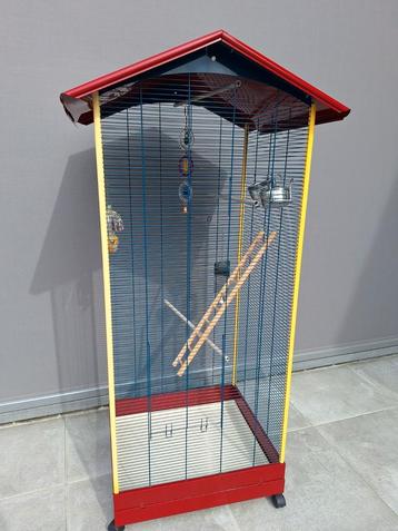 Grote vogelkooi beschikbaar voor biedingen