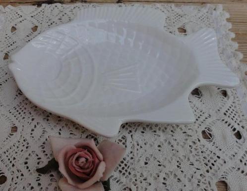 Creme kleurig aardewerk vis schaaltje, Huis en Inrichting, Keuken | Servies, Zo goed als nieuw, Overige typen, Effen, Porselein