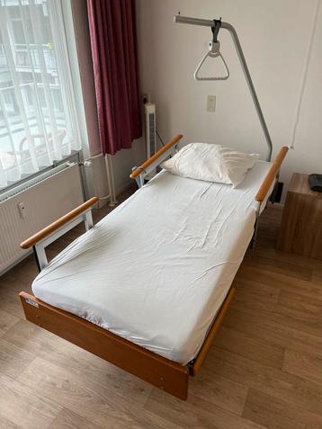 Ziekenhuis bed/ Senioren bed/ Hoog Laag bed. Perfecte staat.