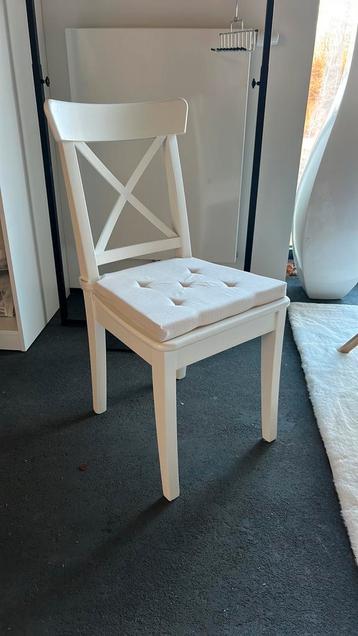 Stoel Ikea met nieuw kussen.  beschikbaar voor biedingen