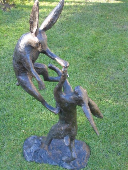 Standbeeld van een hazengevecht in gepatineerd brons op een, Tuin en Terras, Tuinbeelden, Nieuw, Dierenbeeld, Metaal, Ophalen of Verzenden