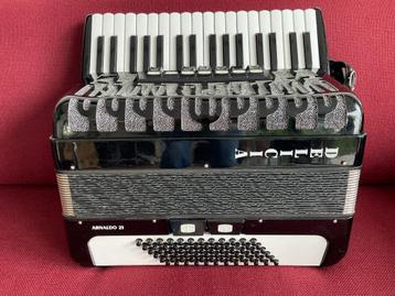 Mooie Delicia Arnaldo 23 accordeon . 72 bas . 3 korig .  beschikbaar voor biedingen