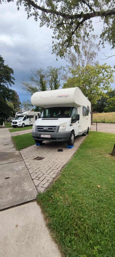 GEZINSCAMPER IN UITSTEKENDE STAAT: Challenger Genesis 43, Caravans en Kamperen, Mobilhomes, Particulier, tot en met 6, Alkoof
