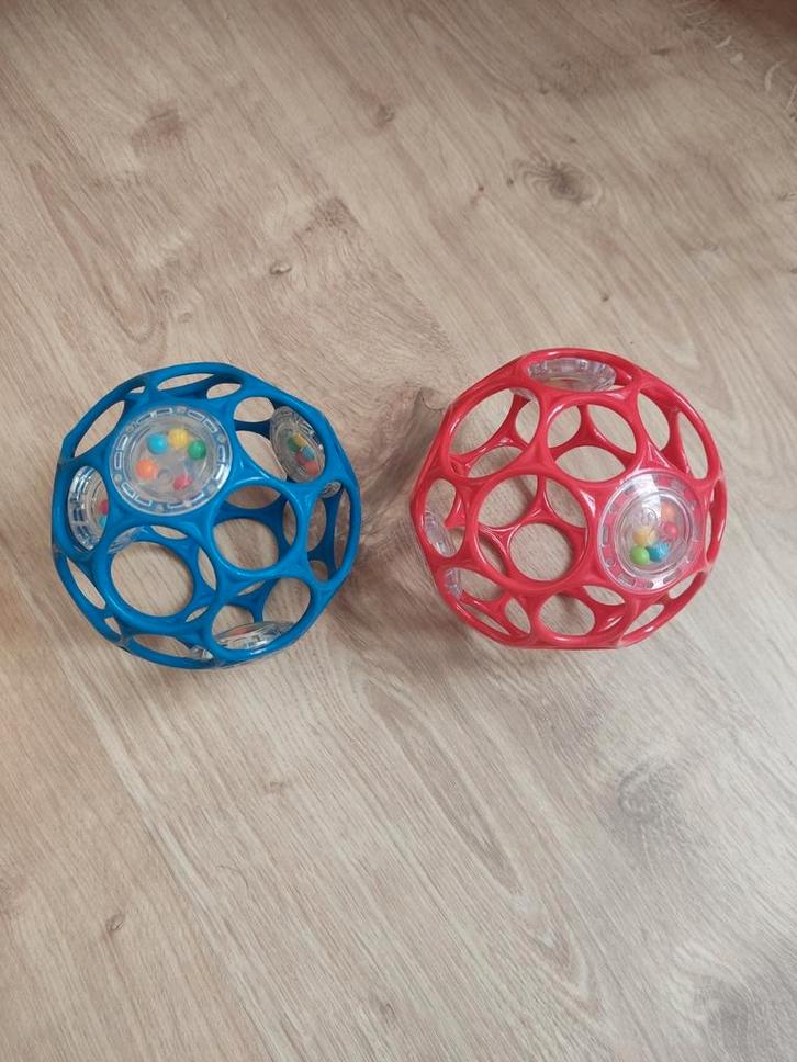 O Ball - rammelaar  rood en blauw - setje, Enfants & Bébés, Jouets | Jouets de bébé, Utilisé, Hochet, Enlèvement ou Envoi