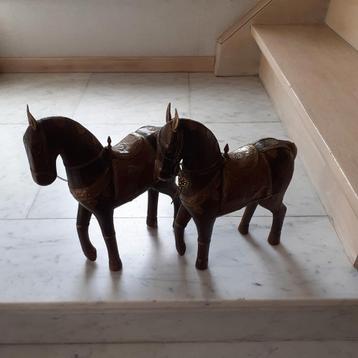 Massief houten paardjes met koperbeslag beschikbaar voor biedingen