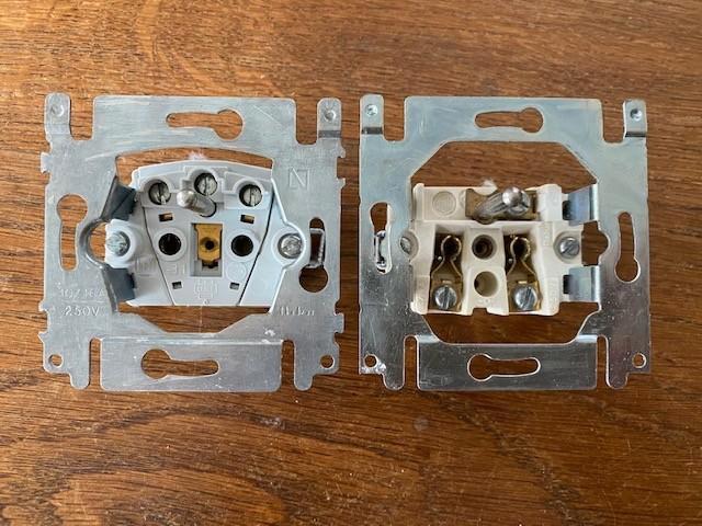 Stopcontact sokkels als nieuw aan 2.75€, Doe-het-zelf en Bouw, Elektriciteit en Kabels, Zo goed als nieuw, Stopcontact, Ophalen