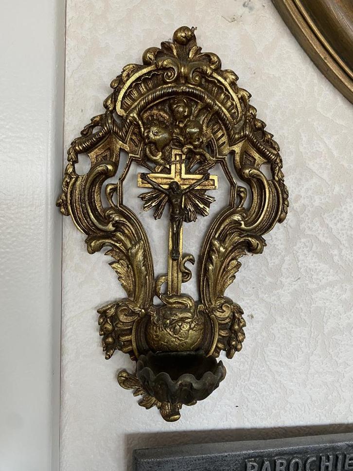 antieke koperen wijwatervat en kruisbeeldje, Antiek en Kunst, Antiek | Religieuze voorwerpen, Ophalen