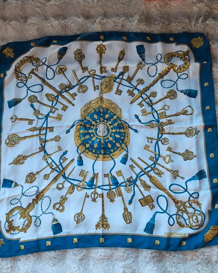 Hermès zijden carré “Les Clés” – Cathy Latham (1965), Vêtements | Femmes, Bonnets, Écharpes & Gants, Enlèvement ou Envoi