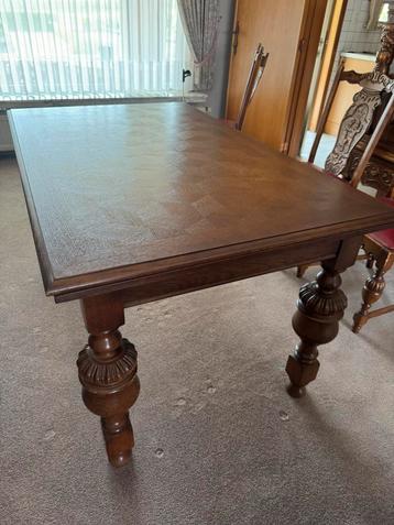 Uitschuifbare houten eettafel beschikbaar voor biedingen