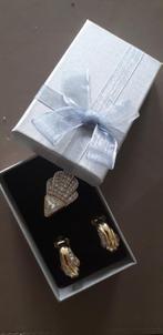 NIEUWE PRIJS JUWELENSETJE : clips-oorringen + sierspeld, Handtassen en Accessoires, Oorbellen, Overige materialen, Ophalen of Verzenden